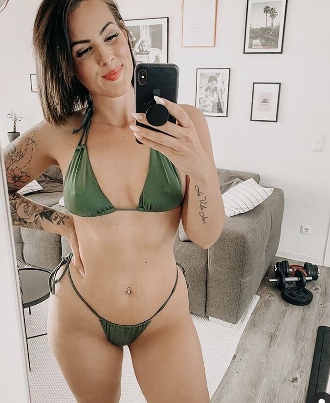 Braless Insta Babes