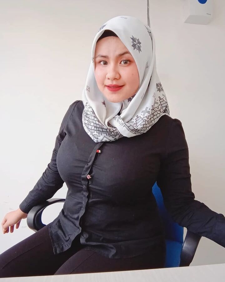 malay hijab boobs