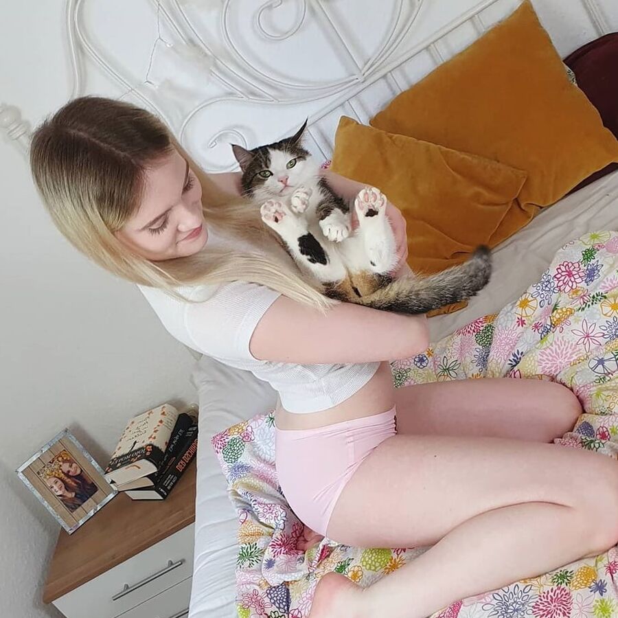 On Instagram- lovlyluna_official