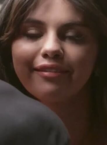 SELENA GOMEZ JUST GOT AN ORGASM IN PUBLIC !!!