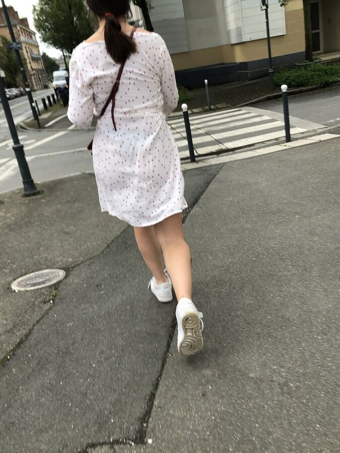 Jeune ado robe transparente