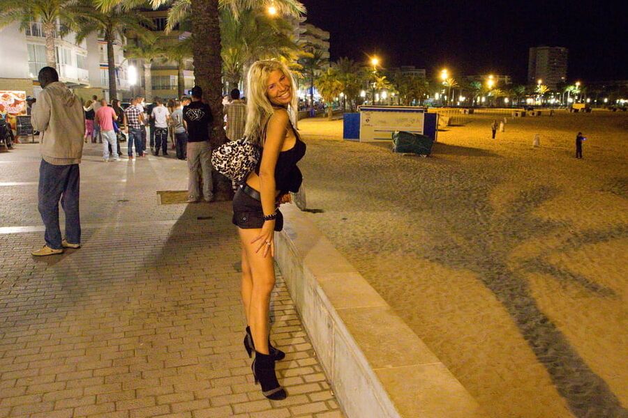 Julia Miniskirt no panties