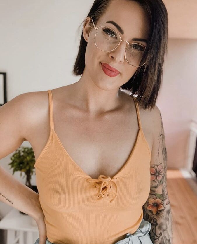 Braless Insta Babes