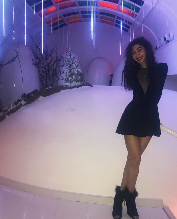 Paki whore shows stinkhole
