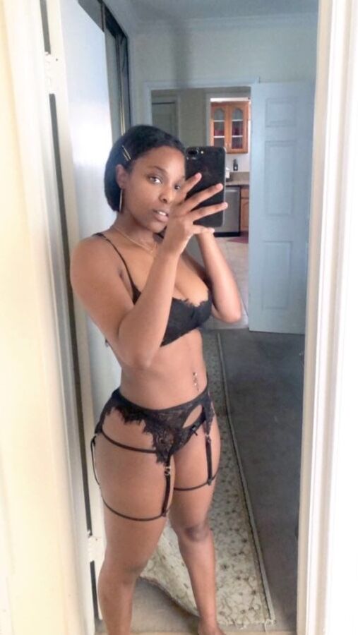 Black sluts like to expose themselves