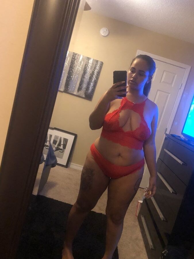 Black sluts like to expose themselves