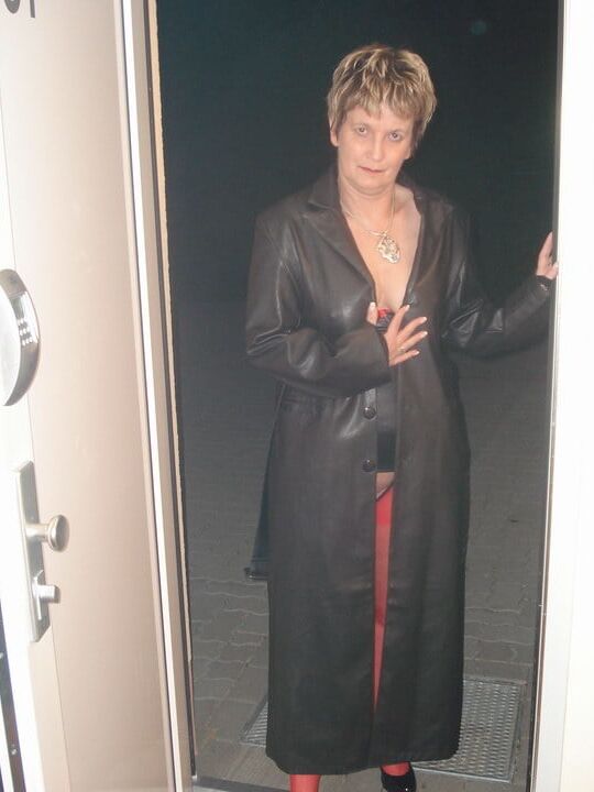Who is this Hot Granny???