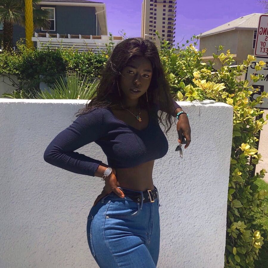 Curvy Black Babe Hogoe