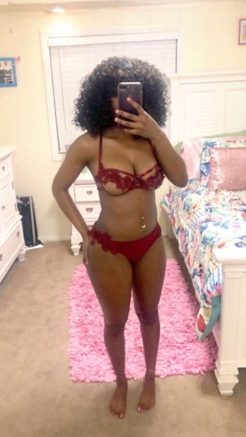 Black sluts like to expose themselves