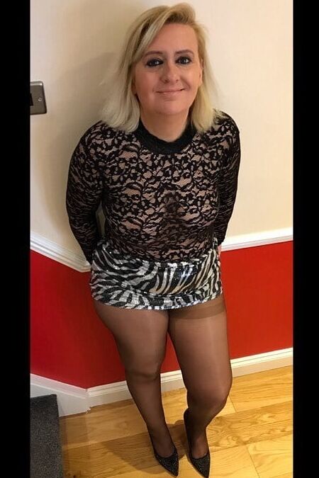 Mature amateur Paula in very horny dress and nylon