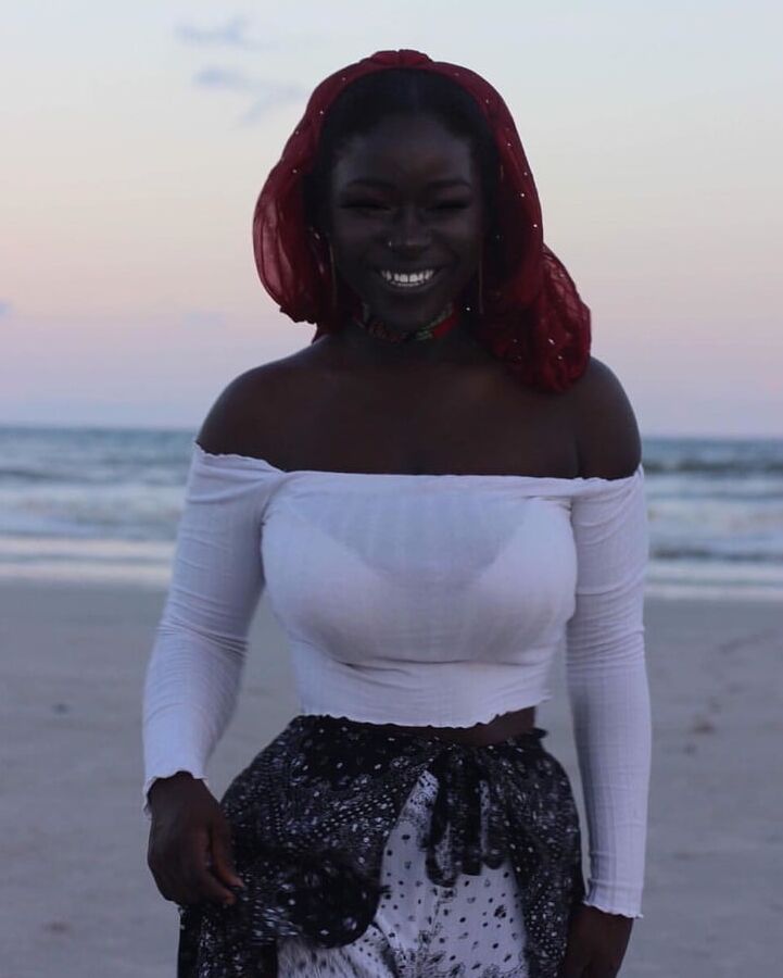 Curvy Black Babe Hogoe