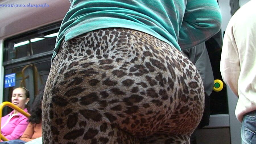 huge azz at scalator GLUTEUS DIVINUS