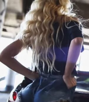 Une allumeuse blonde en short jeans quel cul !