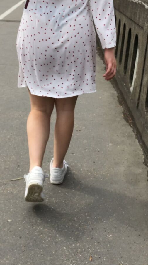 Jeune ado robe transparente