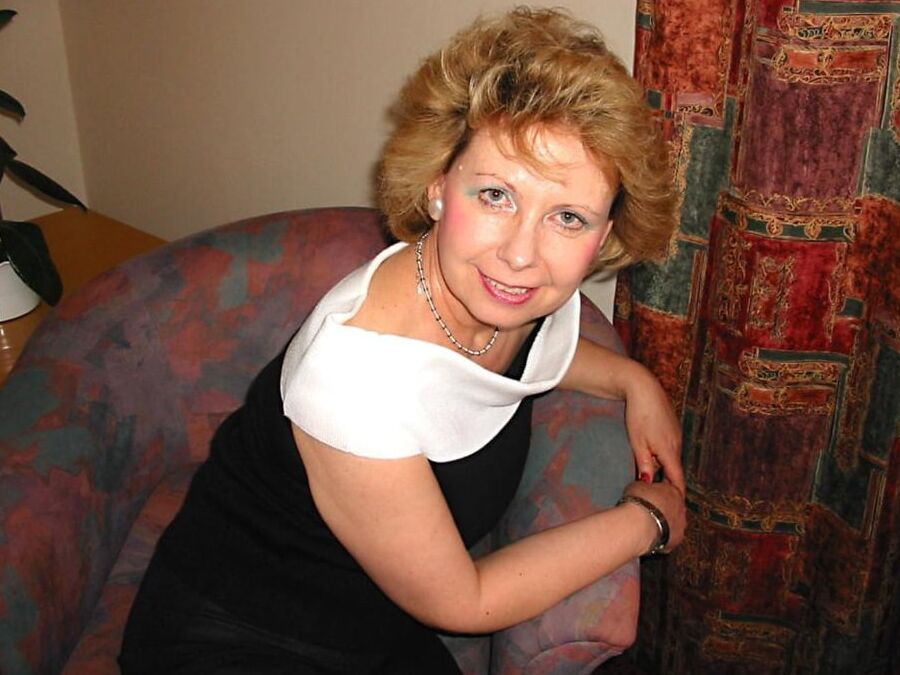 Mature Michelle Loves Her Glass Dildo