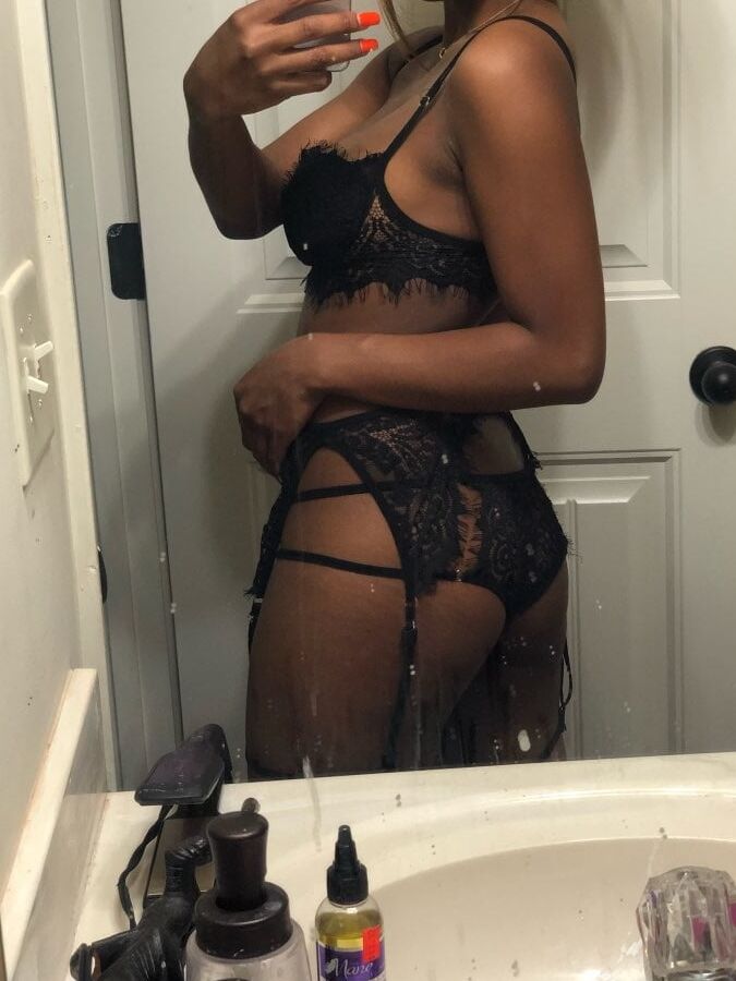 Black sluts like to expose themselves