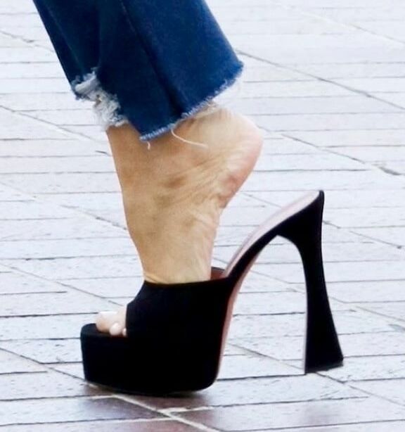 Sofia Vergara in high heels mules