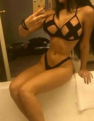 Hot Outfits - What Should I Wear?