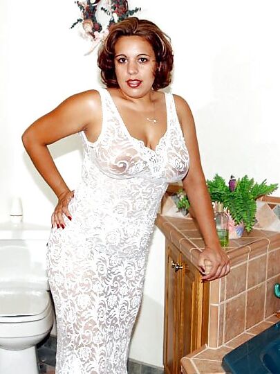 Charmante voisine dans son bain