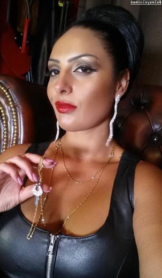 Ezada Sinn All Pictures