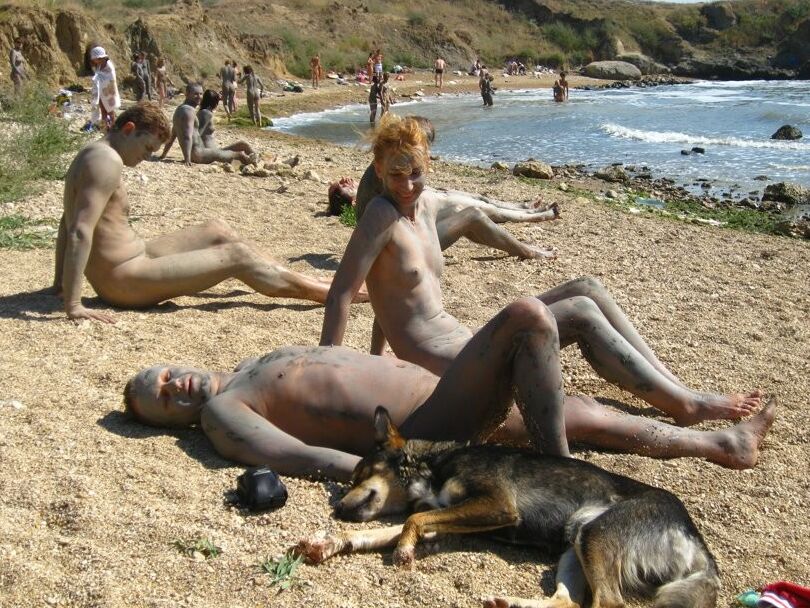 russian nudist couple (pissing)
