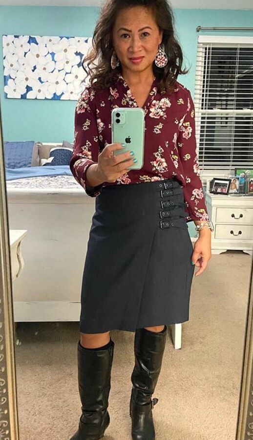 Insta Milfs &amp; Gilfs wearing boots