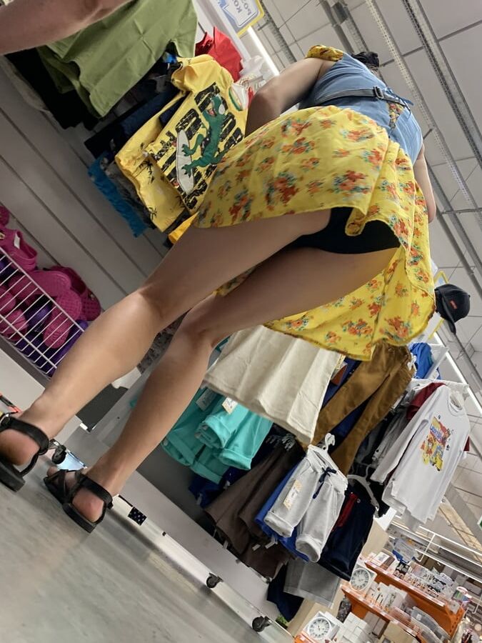 Upskirt mommy