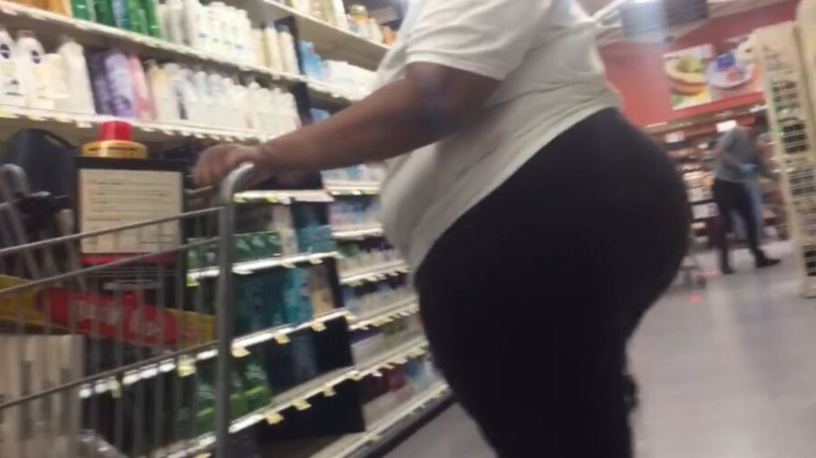 PHAT ASS SSBBW WOBBLING AROUND
