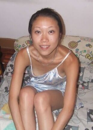 SDRUWS - MARRIED CHINESE SLUT SPREADS HER PUSSY