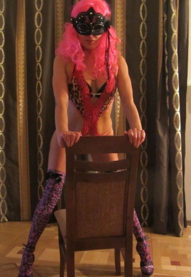 sSHY POSING MILF