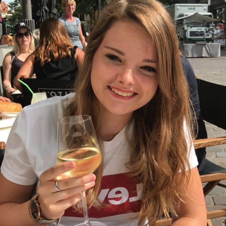 yrs Netherlands slut Angelique Ess bugging for tribute