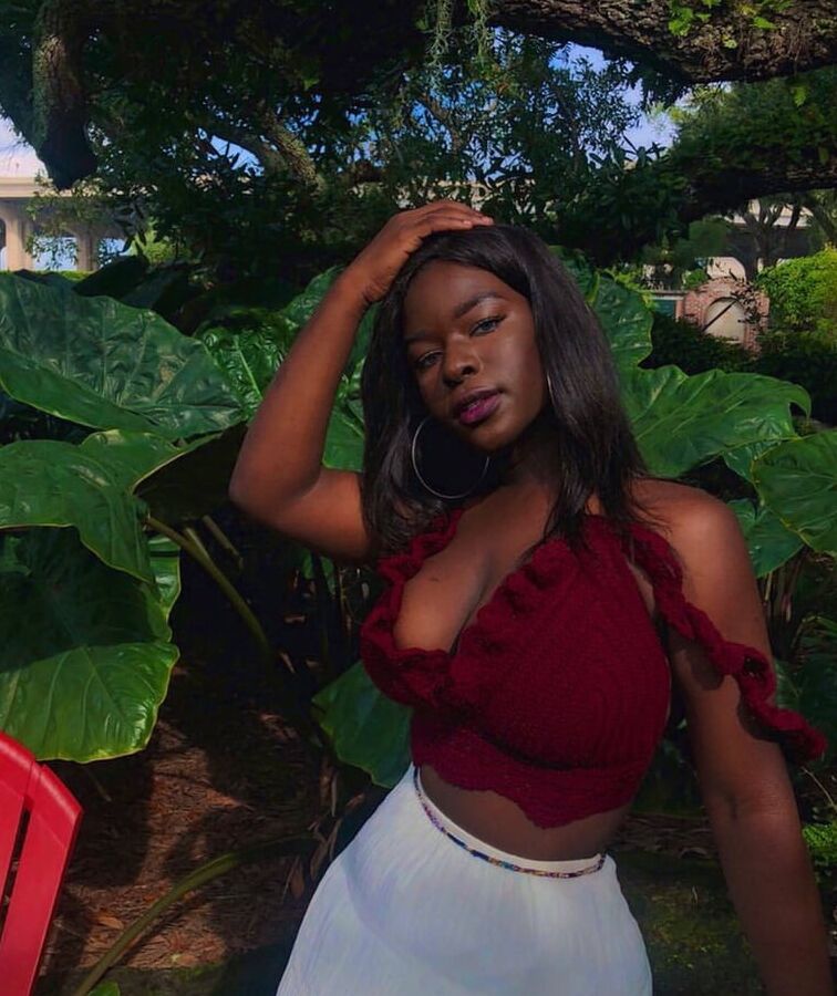 Curvy Black Babe Hogoe