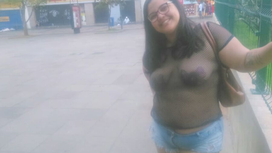 MOSTRANDO ASTETAS NA RUA COM CAMISA TOTALMENTE TRANSPARENTE
