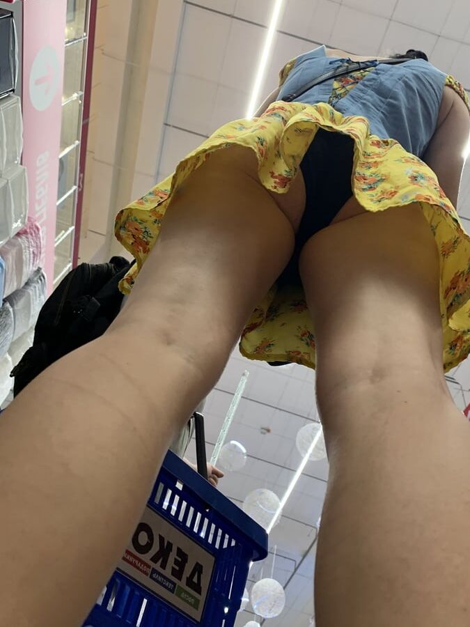 Upskirt mommy