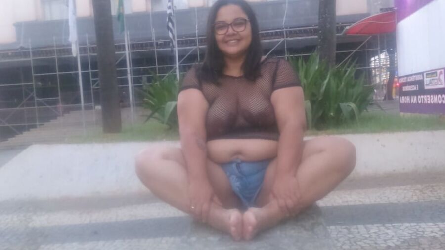 MOSTRANDO ASTETAS NA RUA COM CAMISA TOTALMENTE TRANSPARENTE