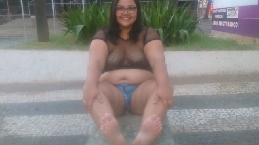 MOSTRANDO ASTETAS NA RUA COM CAMISA TOTALMENTE TRANSPARENTE