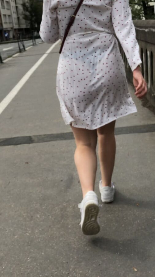 Jeune ado robe transparente