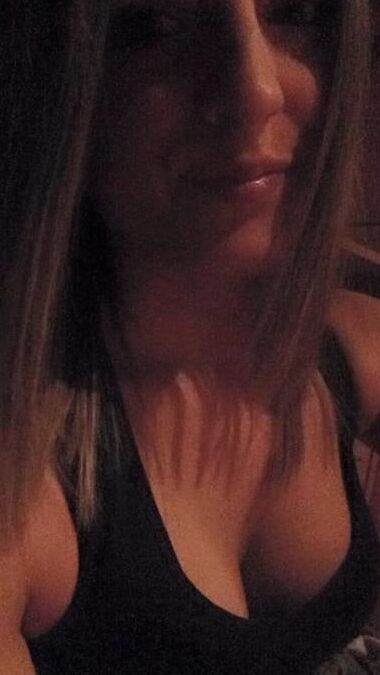 Mariijn , hot wife