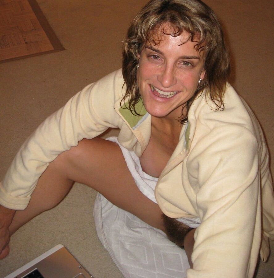 Amateur MILFs Flash Me