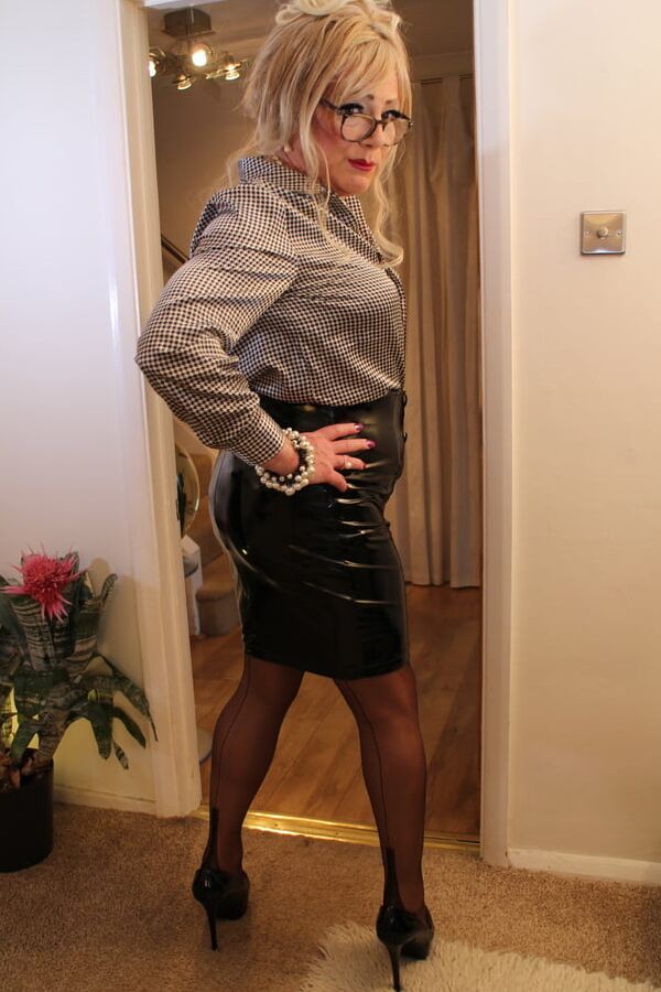 Gallery Sindy in dogtooth blouse and pvc skirt