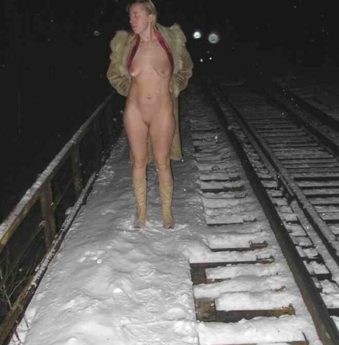 cracy russian naked in the snow! (photo exchange)