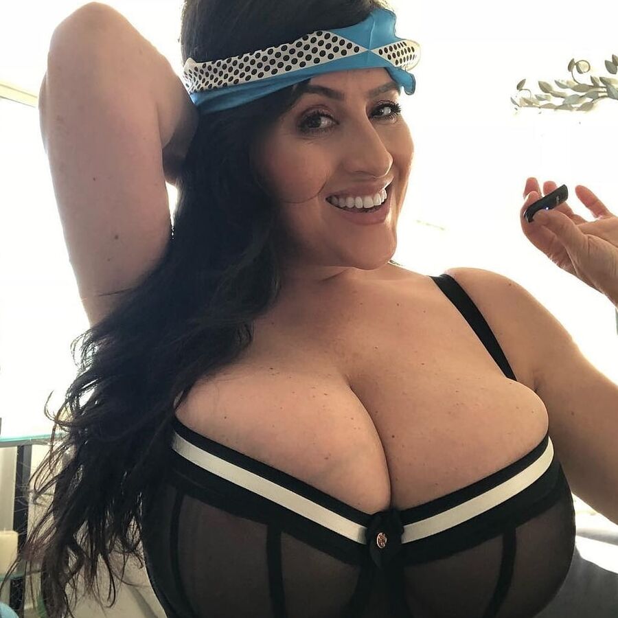 谷間巨乳