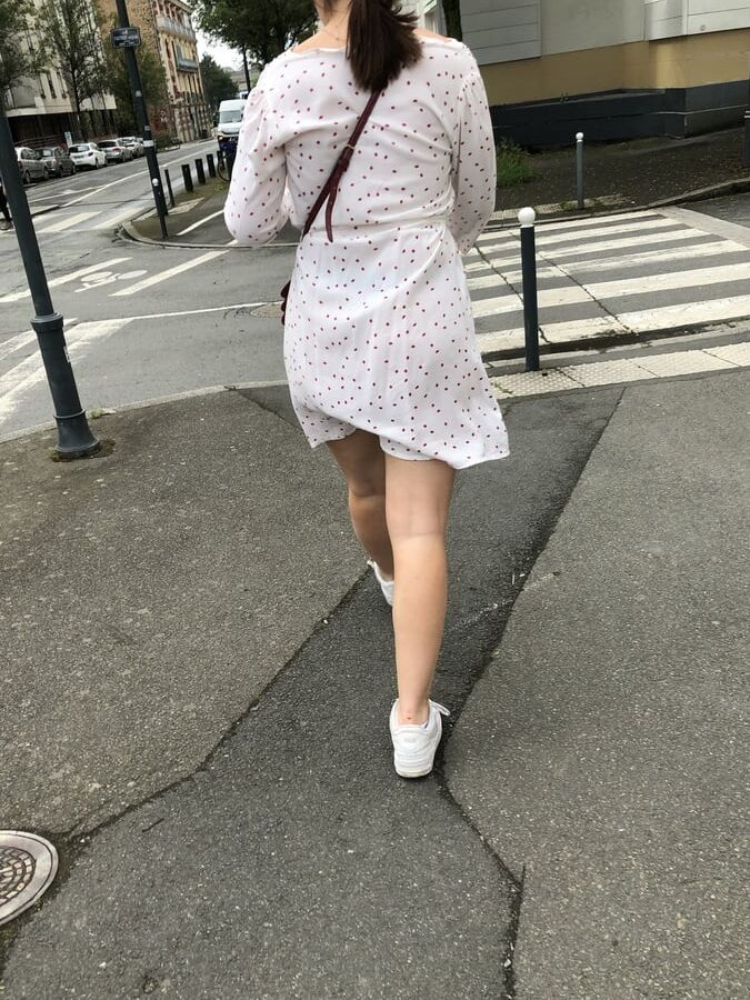 Jeune ado robe transparente