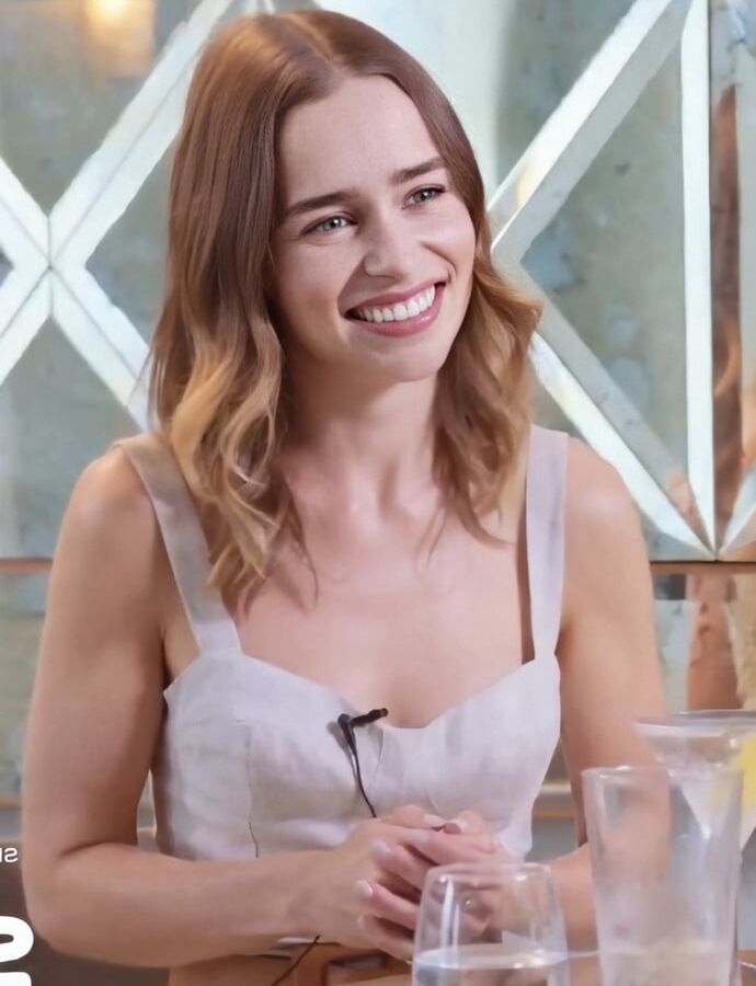 Emilia Clarke hot