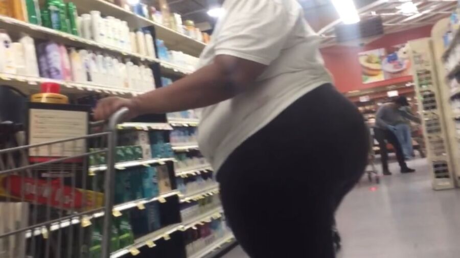 PHAT ASS SSBBW WOBBLING AROUND