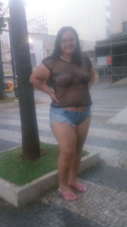 MOSTRANDO ASTETAS NA RUA COM CAMISA TOTALMENTE TRANSPARENTE