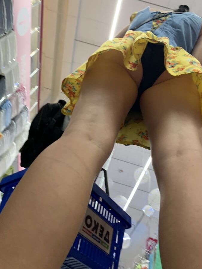 Upskirt mommy