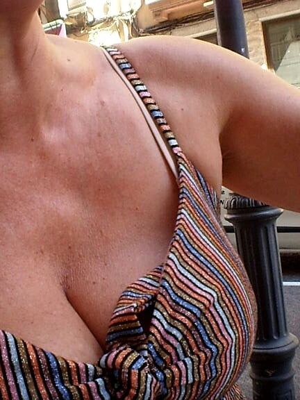 BUSTY MILF