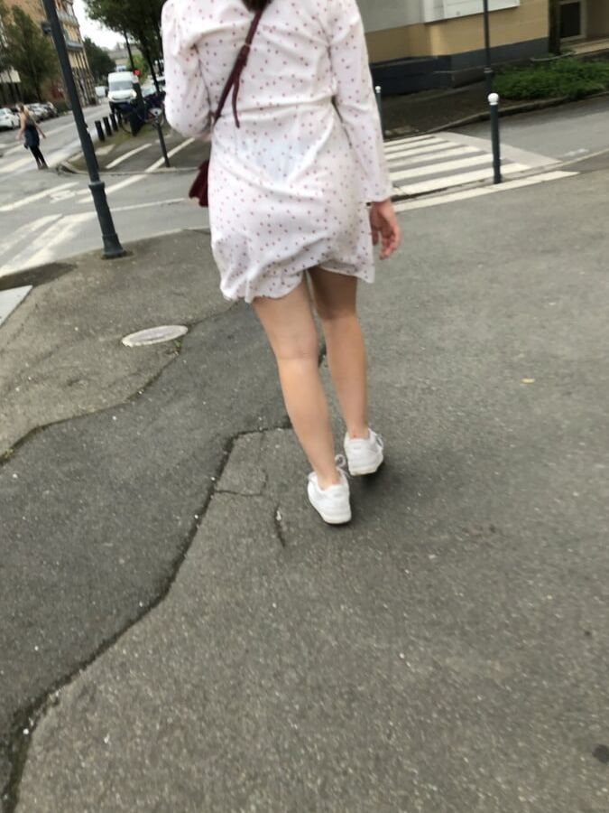 Jeune ado robe transparente