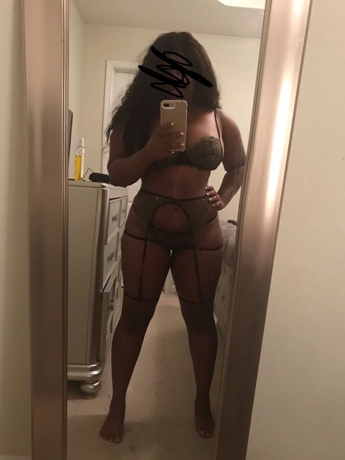 Black sluts like to expose themselves